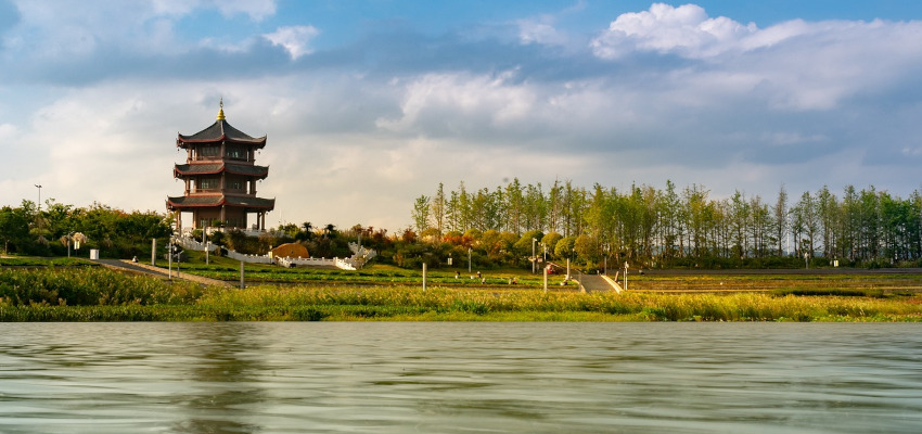 寺院と川